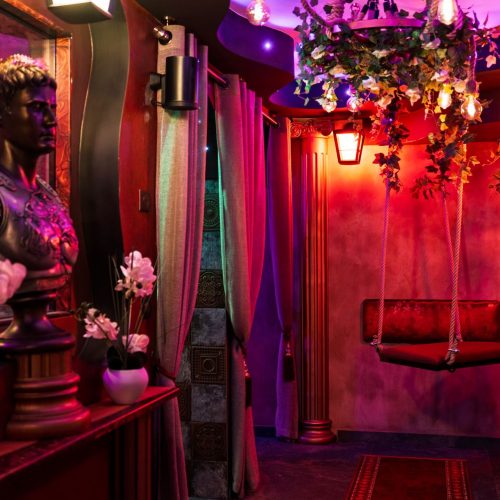 balançoire de la love room nimes la romaine