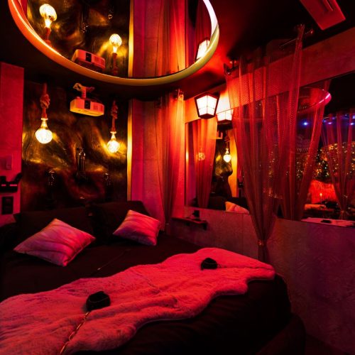 chambre de la love room nimes la romaine